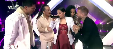 Participante es ayudada cuando olvidó letra de canción. La Voz Perú: Participante se olvida la letra de la canción, pero es ayudada por jurado