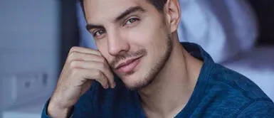 El actor mexicano sería el apuesto galán con el que Alondrá García Miró fue captada en Ibiza. Vadhir Derbez: Su gran cambio desde Mujer Casos de la Vida Real hasta ser un galán de cine