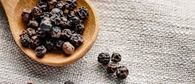 La pimienta negra contrarresta los radicales libres. ¿Cuáles son los beneficios de la pimienta negra para la salud?