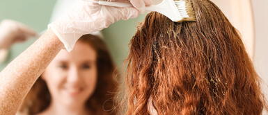 El tinte de romero y nogal ayudará a desaparecer las canas de una forma natural. Romero y nogal para las canas: ¿Cómo pintar el cabello de manera natural?