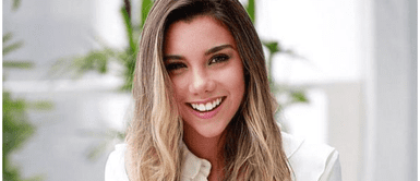 Mafer Neyra inmortaliza el estilismo de Cindy Crawford con icónica prenda que explota el rojo pasión Mafer Neyra al mismo estilismo de Cindy Crawford expone el color rojo en un coqueto vestido