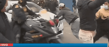 Carabayllo: PNP trasladó a alcalde Marcos Espinoza con balazos al aire tras violentas protestas de sus simpatizantes Carabayllo: PNP trasladó a alcalde Marcos Espinoza con balazos al aire tras violentas protestas de sus simpatizantes