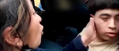 Madre increpa y corrije a su hijo ladrón por insultar a policías: Cállate, aprende a respetar Madre increpa y corrije a su hijo ladrón por insultar a policías: "Cállate, aprende a respetar"