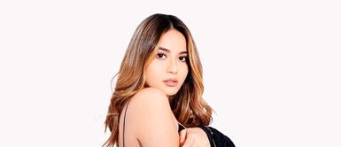 La cantante ha acudido a Amy Gutiérrez le rinde tributo a la moda retro en celebración de su cumpleaños número 24