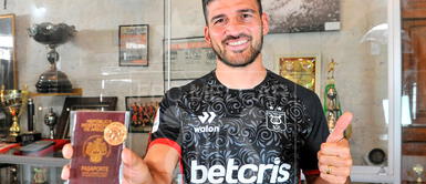 FBC Melgar regala a Bernardo Cuesta un pasaporte arequipeño Bernardo Cuesta cumple 10 años en FBC Melgar y se luce con el pasaporte arequipeño