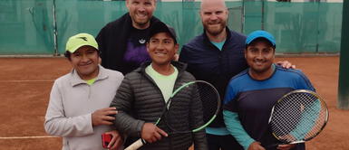El baterista Will Champion y el guitarrista Jon Buckland, de Coldplay, jugaron tenis en San Borja Coldplay se distrae en Lima jugando tenis previo a su concierto | FOTO