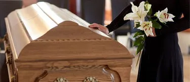 Algunas familias tienen la misteriosa costumbre de colocar un vaso de agua bajo el ataúd. ¿Por qué se coloca un vaso con agua debajo del ataúd? Conoce la costumbre norteña detrás del dolor