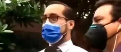 Profesor deja confundido a reportero que lo saludó en inglés Facebook Viral: profesor deja confundido a reportero que lo saludó en inglés