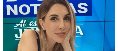 Juliana Oxenford exhibe el look de oficina ideal con una falda efecto piel color vino de ensueño Juliana Oxenford exhibe el look de oficina ideal con una falda efecto piel color vino de ensueño