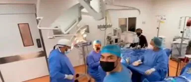 El grupo de médicos permaneció al lado del pequeño. Personal de salud no abandonó a bebé durante operación cerebral durante terremoto