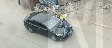 Hombre se lanza encima de su vehículo para evitar el robo por parte de delincuentes en Comas Hombre se lanza encima de su vehículo para evitar el robo por parte de delincuentes en Comas