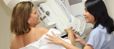 Es importante realizarse una mamografía para detectar a tiempo el cáncer de mama. Mamografía: Todo lo que debes saber sobre esta importante prueba para prevenir o detectar el cáncer de mama