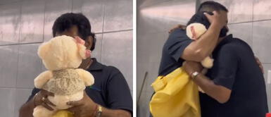 Hombre llora al recibir como regalo peluche con voz de su esposa fallecida TikTok Viral: hombre llora al recibir como regalo peluche con voz de su esposa fallecida