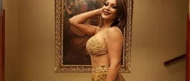 Karla Tarazona se atreve con un glorioso slip dress de acabado satinado Karla Tarazona se atreve con un glorioso slip dress turquesa de acabado satinado