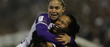 Adriana Lúcar celebrando el gol que metió y sellando el triunfo de Alianza Lima ante Mannucci. Alianza Lima bicampeón: 30 mil personas celebraron el triunfo de las íntimas