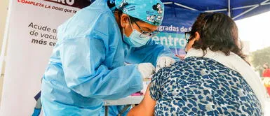 Una mujer vacunándose contra el coronavirus en SJL. Conoce los centros de vacunación que atenderán este domingo hasta las 7 p.m.