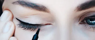 Los 3 errores más comunes que cometes al delinearte la mirada haciendo que tus ojos se vean más pequeños Los 3 errores más comunes que cometes al delinearte la mirada haciendo que tus ojos se vean más pequeños