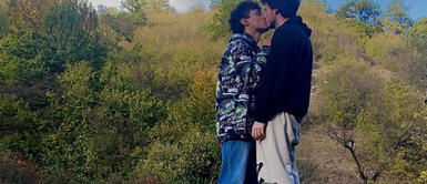 Pareja homosexual publicó su último beso antes de suicidarse: Solo eran dos personas amándose Pareja homosexual publicó su último beso antes de suicidarse: "Solo eran dos personas amándose"