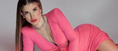 Flavia Laos con look de cuero rojo Flavia Laos desata FUROR con magnético vestido de DOMINATRIX para PORTADA de revista COSAS