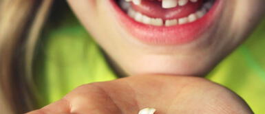 ¿Qué significa soñar que se le caen los dientes a otra persona? Conoce todas las interpretaciones ¿Qué significa soñar que se le CAEN los DIENTES a otra persona? Conoce todas las interpretaciones