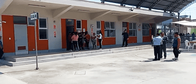 Áncash: padre denuncia que maestra obligó a su hija a limpiar el salón de clases Áncash: padre denuncia que maestra obligó a su hija a LIMPIAR el salón de clases