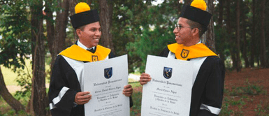 Hermanos Mario y Daniel Cúmez ejemplo de perseverancia. Hermanos lustraban zapatos para pagar carrera de enfermería ahora son dueños de una cadena de farmacia