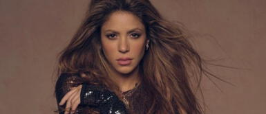 Shakira con vestido de Burberry Shakira RESURGE como el AVE FÉNIX luciendo IMPONENTE vestido EFECTO PIEL con pedrería en 3D