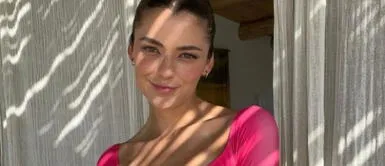 Tatiana Calmell del Solar con total look de piel Tatiana Calmell DESLUMBRA en portada de REVISTA COSAS con apoteósico total look de serpiente