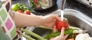 Lavar las frutas y verduras con lejía podría ser dañino para la salud de las personas. ¿Es cierto que las frutas y verduras se lavan con lejía? Descubre la verdad