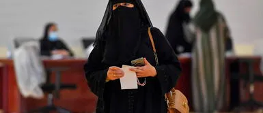 Las mujeres en Qatar tienen muchas restricciones y tienen que pedir permiso hasta para tomar taxi. MUJERES en QATAR y las VERGONZOSAS RESTRICCIONES: tienen que PEDIR PERMISO hasta para TOMAR TAXI