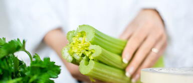 Cómo conservar más tiempo el apio en casa con tres trucos infalibles. ¿Quieres conservar el apio por más tiempo? Aprende los 3 mejores trucos