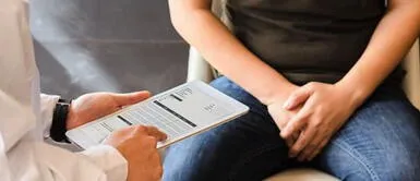 se pueden presentar síntomas muy variados como dolor al orinar, chorro urinario débil Cáncer de próstata: ¿Qué es, cuáles son sus síntomas y cómo se puede detectar?