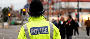 Policía arresta a mujer por presunta infracción de tránsito, la interroga y la viola Policía arresta a mujer por presunta infracción de tránsito, la interroga y la viola