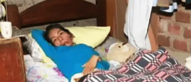 La paciente está en cama y necesita pronta ayuda. Mujer pierde peso sin cesar por razones desconocidas y médicos solo le dan paracetamol: "No quieren ayudarnos" | VIDEO