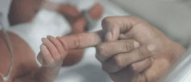 El virus sincicial respiratorio puede comenzar como un catarro común. El 90 % de bebés prematuros en mayor riesgo por virus sincicial respiratorio