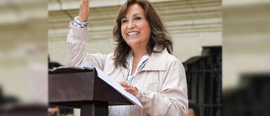 Dina Boluarte juramenta como la primera Presidenta del Perú. Dina boluarte triunfa con un look de éxito al juramentar como la PRIMERA presidenta del Perú