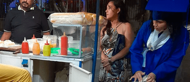 Joven acude a ayudar a sus padres tras su graduación Viral: Joven recién graduada con toga y birrete fue a trabajar al puesto de la calle junto a su padre | FOTO