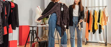 Algunas tiendas en Gamarra ofrecen una gran variedad de polos básicos a precios económicos. Los 3 mejores puestos en Gamarra para conseguir polos desde 10 soles