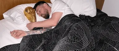 Messi compartió tiernas fotos en sus redes sociales. Messi se durmió con la Copa del Mundo tras llegar a Argentina | VIDEO