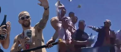 Alejandro 'Papu' Gómez se emociona en la celebración y regala billetes 'Papu' Gómez regaló plata como cancha: "El campeón mundial hace lo que quiere"