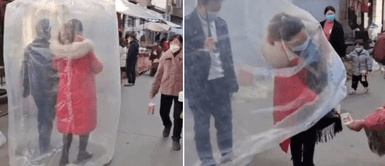 Las vacunas contra el coronavirus salvan vidas. Pareja utiliza "lámina protectora" para salir a la calle tras nueva ola de COVID-19 en China