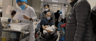 Las vacunas contra la COVID-19 salvan vidas. Médicos contagiados siguen en primera línea para ayudar a pacientes COVID-19 en China