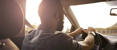 Pareja de esposos Hombre olvidó a su esposa cuando estaban de vacaciones y manejó 150 kilómetros sin notar que no estaba en el carro