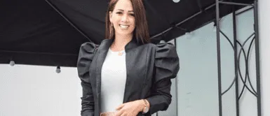 Melissa Klug expone el regreso del estilo militar con osado y ceñido vestido Melissa Klug expone el regreso del estilo militar con osado y ceñido vestido