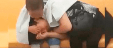 Niño cuida entre sus brazos a su mamá agotada tras larga jornada laboral Niño cuida entre sus brazos a su mamá agotada tras larga jornada laboral: “Ese es el gran amor hacia su madre”