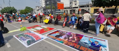 Manifestantes agarran a chicotazos a periodistas durante la Marcha de Lima Manifestantes agarran a 'chicotazos' a periodistas durante la Marcha de Lima