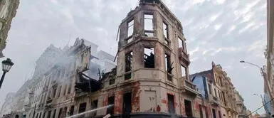 Los bomberos trabajaron durante toda la noche para apagar el incendio. Incendio cerca a la Plaza San Martín: ¿Cuál es la historia del edificio siniestrado?