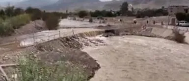 El huaico impide el tránsito de los vehículos. Ica: huaico bloquea el kilómetro 400 de la Panamericana Sur e impide el tránsito