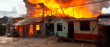 Siete miembros de una familia fallece en incendio: padre se lanzó al fuego al verlos entre las llamas Siete integrantes de una familia muerte en incendio: padre se lanzó al fuego al verlos entre llamas