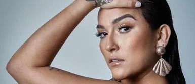 Daniela Darcourt realiza entrada triunfal a la red carpet de los Grammy con un look estilo dandy Daniela Darcourt sella su paso por la red carpet de los Grammy con un look tornasol estilo dandy